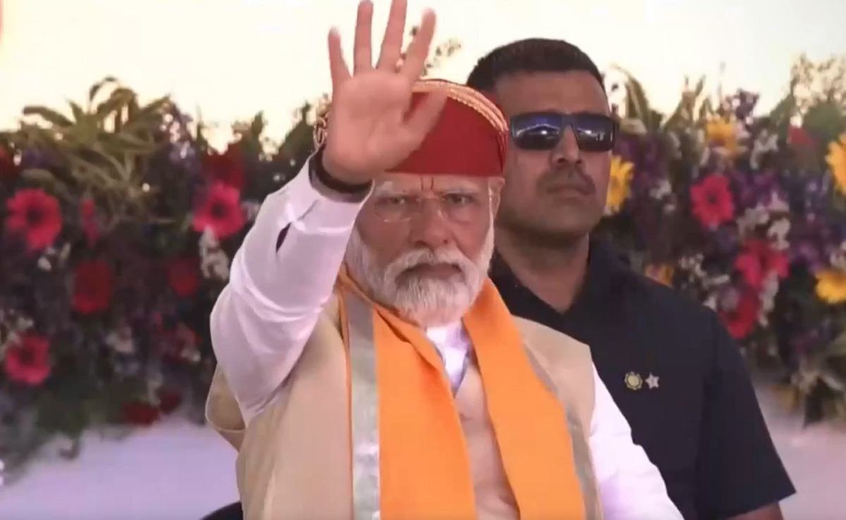 PM Signals Crowd To Stop "Modi, Modi" Chant During Ashok Gehlot's Speech