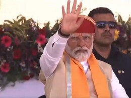 प्रधानमंत्री ने अशोक गहलोत के भाषण के दौरान "मोदी-मोदी" का नारा लगाने वाली भीड़ को इशारे से शांत कराया