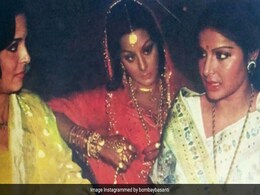 70s के फिल्म के सेट पर बात कर रहीं तीन एक्ट्रेसेस में से एक बनना चाहती थीं डॉक्टर तो दूसरी बनीं फिल्मी परिवार की बहू 70s के फिल्म के सेट पर बात कर रहीं तीन एक्ट्रेसेस में से एक बनना चाहती थीं डॉक्टर तो दूसरी बनीं फिल्मी परिवार की बहू