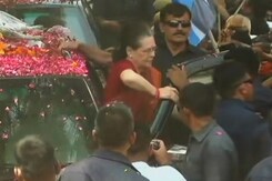 कर्नाटक के रण में सोनिया गांधी की एंट्री, हुबली में जनसभा को किया संबोधित कर्नाटक के रण में सोनिया गांधी की एंट्री, हुबली में जनसभा को किया संबोधित