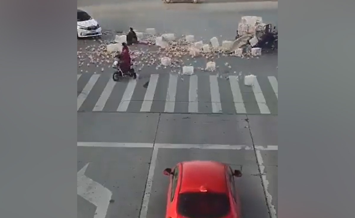 कार ने ई रिक्शा को टक्कर मारी, सड़क पर मौजूद लोगों ने सेब उठाकर मानवता की मिसाल कायम की