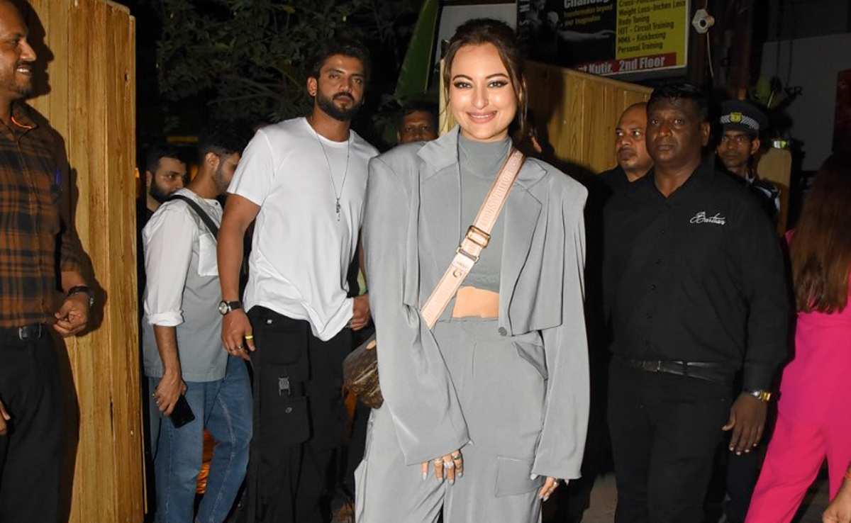 Sonakshi Sinha's Dinner Date With Rumoured Boyfriend Zaheer Iqbal And Friends