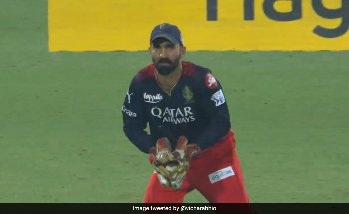 DC vs RCB: दिनेश कार्तिक की यह बड़ी चूक आरसीबी को पड़ी भारी, फैंस ने बनाया निशाना