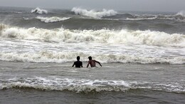 High tide : सलग 4 दिवस समुद्राला मोठी भरती, उंच लाटांमुळे समुद्रकिनारी&nbsp;जाणं टाळा; प्रशासनाकडून सूचना जारी
