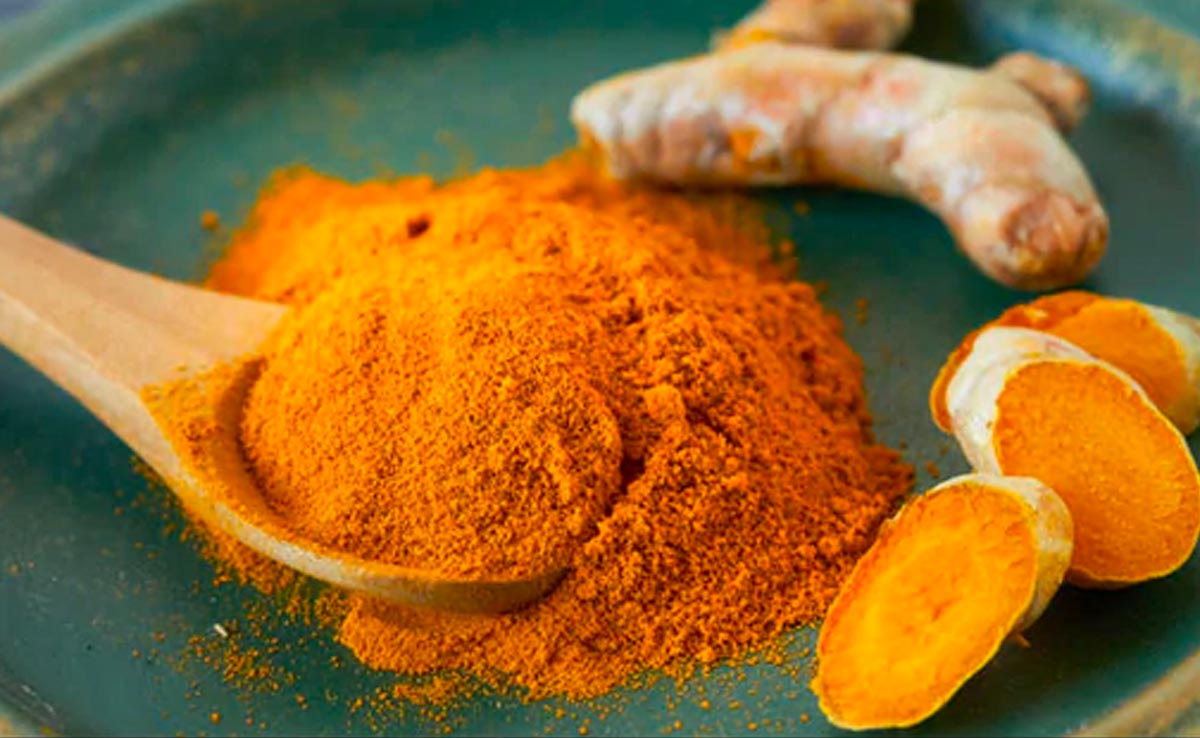 Turmeric: सफेद बालों की समस्या से निजात दिला सकती है हल्दी, करना होगा ये काम