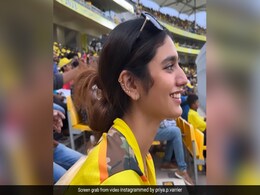 धोनी की जबरा फैन निकलीं विंक गर्ल प्रिया प्रकाश वारियर, IPL में अपनी फेवरेट टीम को यूं किया चीयर, देखें VIDEO  धोनी की जबरा फैन निकलीं विंक गर्ल प्रिया प्रकाश वारियर, IPL में अपनी फेवरेट टीम को यूं किया चीयर, देखें VIDEO