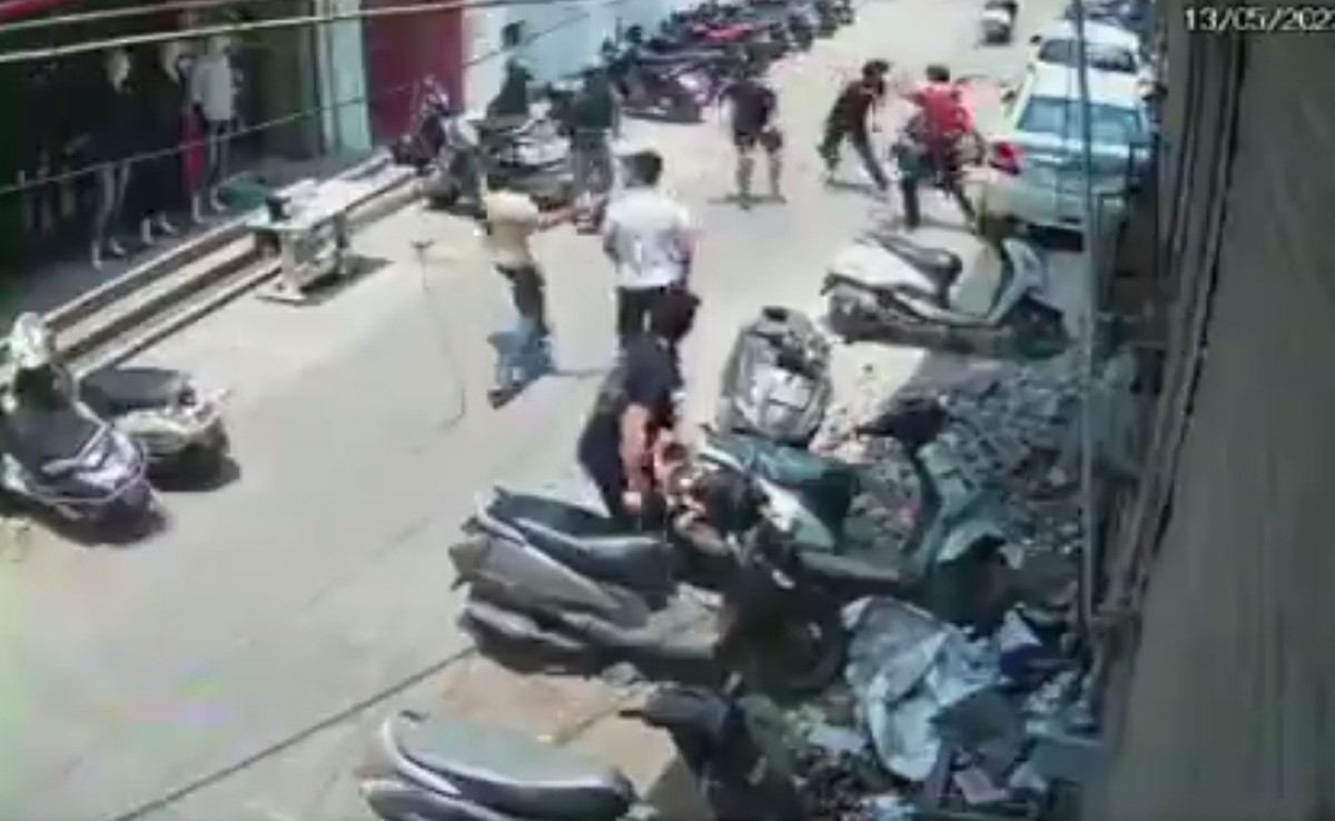 दिल्ली के कृष्णा नगर में युवक की पिटाई, फायरिंग भी की गई