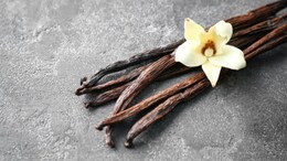 Vanilla Extract Vs Vanilla Essence: What's The Difference And How To Use Them