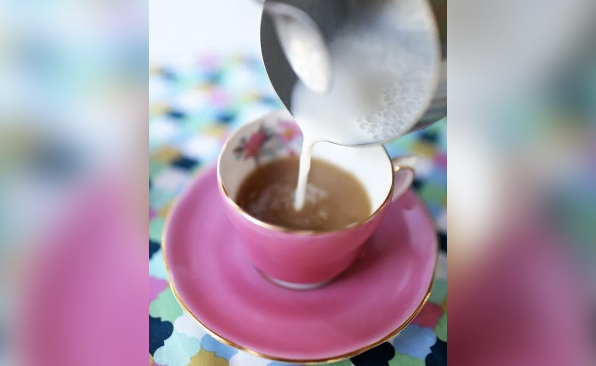 दूध वाली चाय में इस समय डालनी चाहिए चीनी, स्वाद हो जाएगा लाजवाब