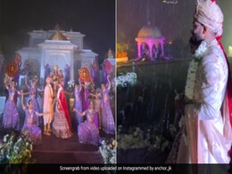 झमाझम बारिश में भीगते हुए स्टेज पर दूल्हा-दुल्हन ने डाली वरमाला, नाचते रहे डांसर्स, लोग बोले- भगवान खुद दे रहे आशीर्वाद झमाझम बारिश में भीगते हुए स्टेज पर दूल्हा-दुल्हन ने डाली वरमाला, नाचते रहे डांसर्स, लोग बोले- भगवान खुद दे रहे आशीर्वाद