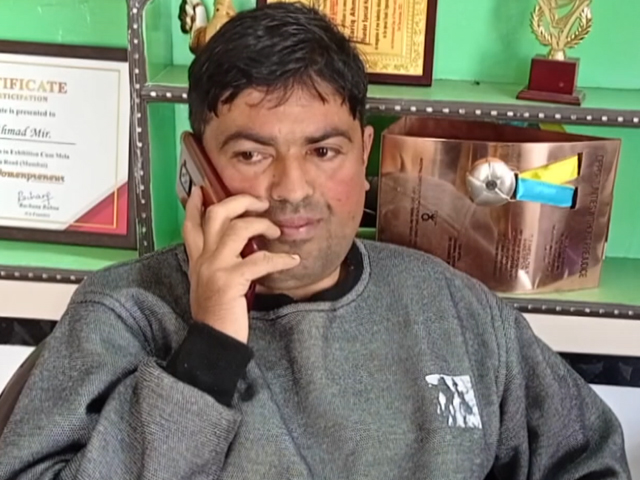 तारिक अहमद मीर के हौंसले को सलाम, दिव्यांग होकर भी लोगों का बन रहे हैं सहारा