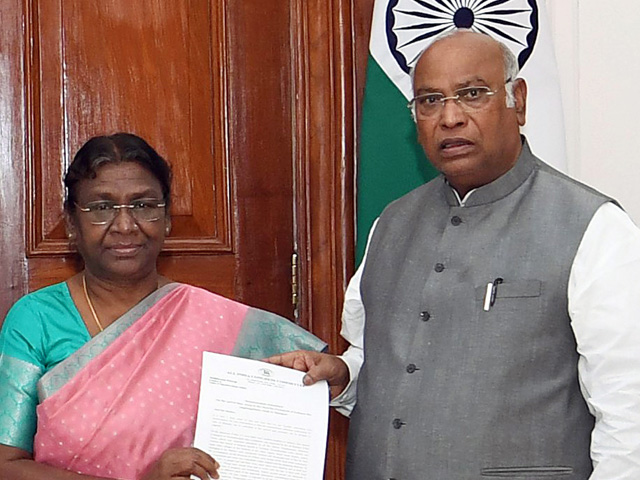 Congress Delegation Meets President, Submits Memorandum On Manipur