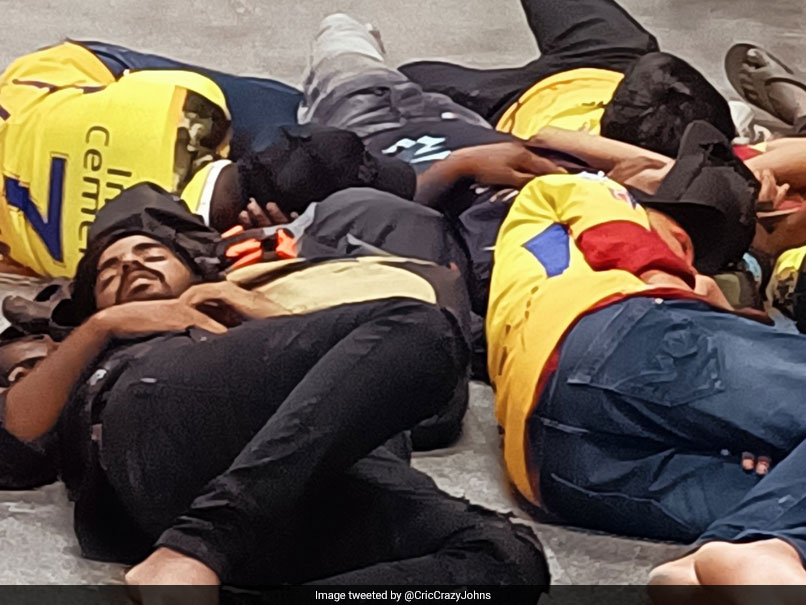 बारिश के कारण मैच हुआ स्थगित, Dhoni के फैंस को स्टेशन पर सोकर बितानी पड़ी रात, Video