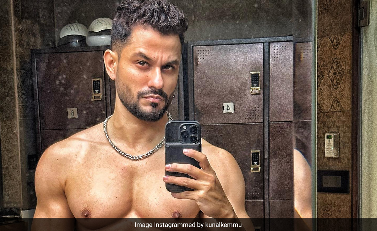 You'll Be Fanning Yourself When You See Kunal Kemmu's Shirtless Mirror Selfie With Washboard Abs