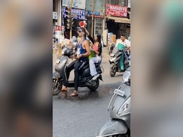 चलती स्कूटी पर नहाने वाले लड़का और लड़की पर पुलिस का जवाब-Reel के चक्कर में सेफ्टी पर पानी ना फेरें! चलती स्कूटी पर नहाने वाले लड़का और लड़की पर पुलिस का जवाब-Reel के चक्कर में सेफ्टी पर पानी ना फेरें!