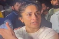 जंतर-मंतर पर पहलवानों और पुलिस के बीच झड़प, पुलिस पर शराब पीकर मारपीट का आरोप जंतर-मंतर पर पहलवानों और पुलिस के बीच झड़प, पुलिस पर शराब पीकर मारपीट का आरोप