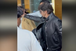 एयरपोर्ट पर शाहरुख खान ने सेल्फी लेने की कोशिश कर रहे फैन का हाथ हटाया एयरपोर्ट पर शाहरुख खान ने सेल्फी लेने की कोशिश कर रहे फैन का हाथ हटाया
