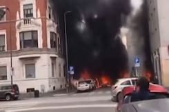 इटली के मिलान में पार्किंग में खड़ी वैन में विस्फोट, कई वाहनों में लगी आग इटली के मिलान में पार्किंग में खड़ी वैन में विस्फोट, कई वाहनों में लगी आग