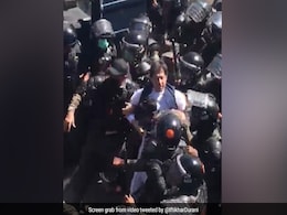सुप्रीम कोर्ट के आदेश के बाद पाकिस्तान के पूर्व PM इमरान खान हुए रिहा, लोगों से की शांति की अपील सुप्रीम कोर्ट के आदेश के बाद पाकिस्तान के पूर्व PM इमरान खान हुए रिहा, लोगों से की शांति की अपील
