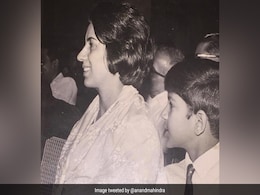मां का हाथ थामे बैठा ये बच्चा आज है कई बड़ी कंपनियों का मालिक, क्या आप जानते हैं नाम? मां का हाथ थामे बैठा ये बच्चा आज है कई बड़ी कंपनियों का मालिक, क्या आप जानते हैं नाम?