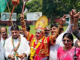 चुनावी रुझानों में कांग्रेस को बहुमत के बाद हनुमान बनकर पहुंचा शख्स, जय बजरंगबली के लगे नारे