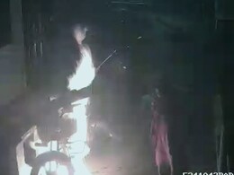 VIDEO: दिल्ली में महिला ने बाइक से पेट्रोल निकाला और फिर लगा दी आग VIDEO: दिल्ली में महिला ने बाइक से पेट्रोल निकाला और फिर लगा दी आग