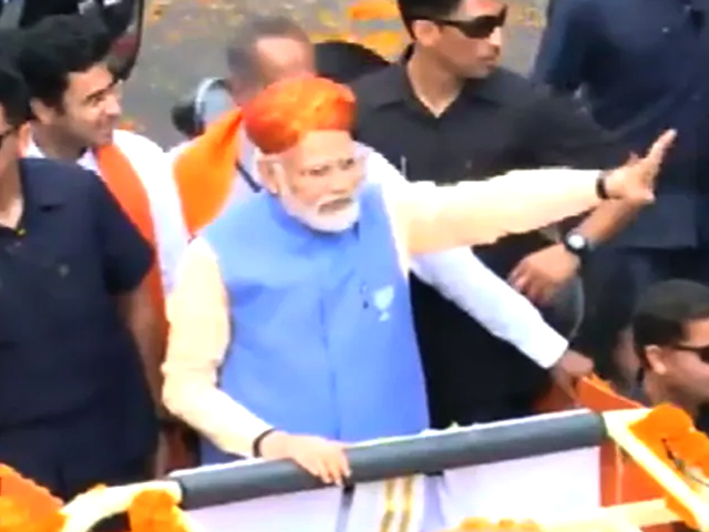 PM Modi Road Show: बेंगलुरु में पीएम मोदी पर पार्टी समर्थकों ने की फूलों की वर्षा, जमकर लगाए नारे