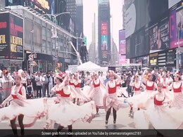मुगल-ए-आजम के म्यूजिकल शो की टीम ने अमेरिका के टाइम्स स्क्वायर पर दी मनमोहक प्रस्तुति मुगल-ए-आजम के म्यूजिकल शो की टीम ने अमेरिका के टाइम्स स्क्वायर पर दी मनमोहक प्रस्तुति