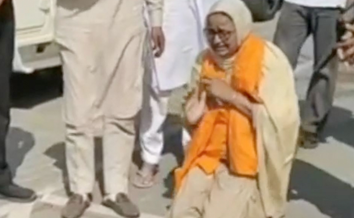 सिद्धू मूसेवाला की जहां हुई थी हत्या, वहां पहुंचकर बेटे को याद कर भावुक हुईं मां