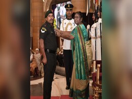 राष्ट्रपति मुर्मू ने असाधारण बहादुरी के लिए वीरों को कीर्ति चक्र और शौर्य चक्र से किया सम्मानित राष्ट्रपति मुर्मू ने असाधारण बहादुरी के लिए वीरों को कीर्ति चक्र और शौर्य चक्र से किया सम्मानित