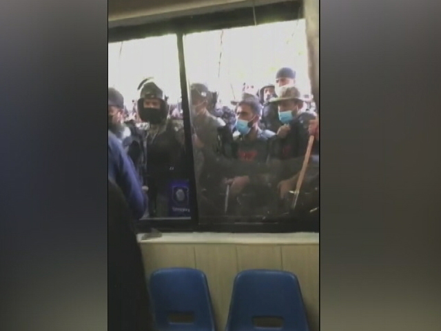 शीशे तोड़ कर अंदर पहुंचे पाक रेंजर्स, कुछ इस तरह हुई इमरान खान की गिरफ्तारी