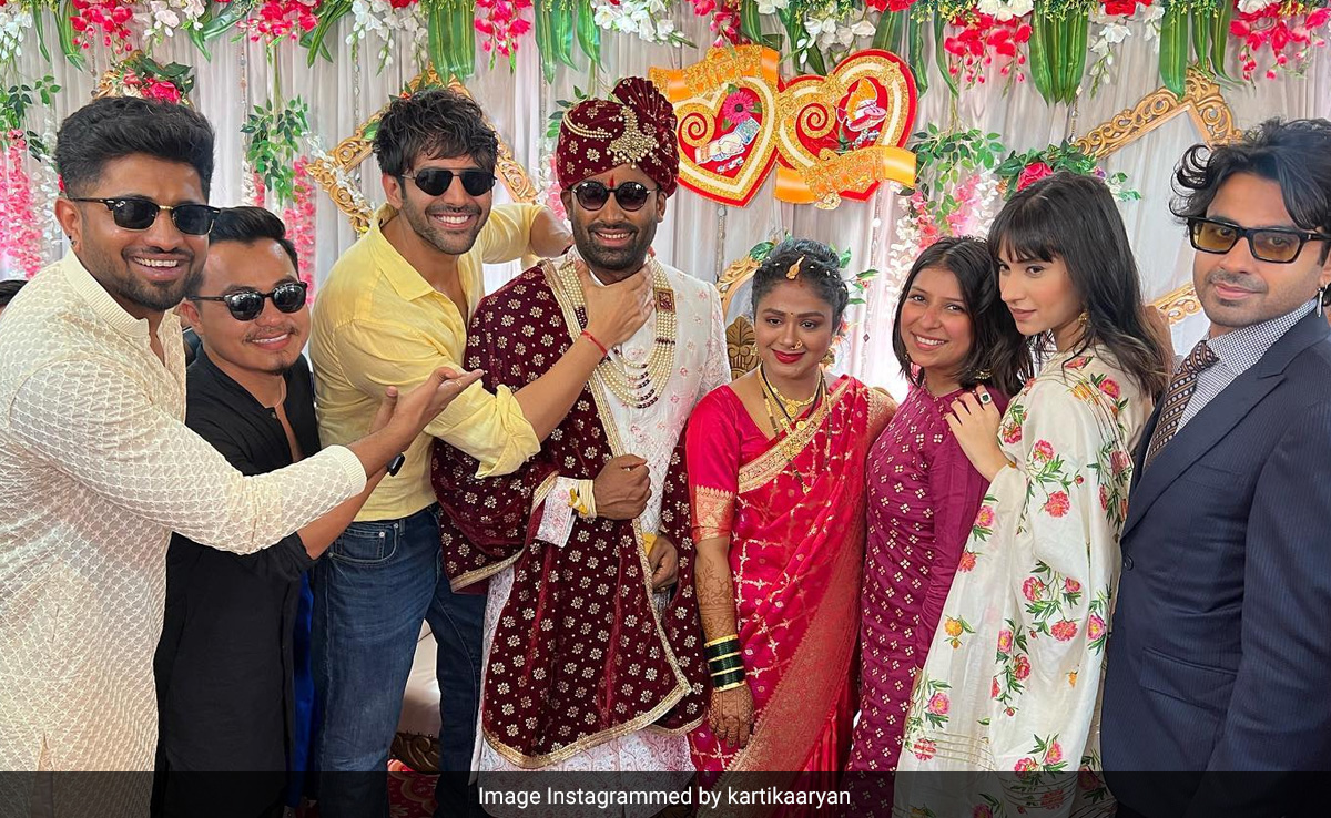 Kartik Aaryan Attends His Bodyguard Sachin's Wedding, Poses With The Happy Couple