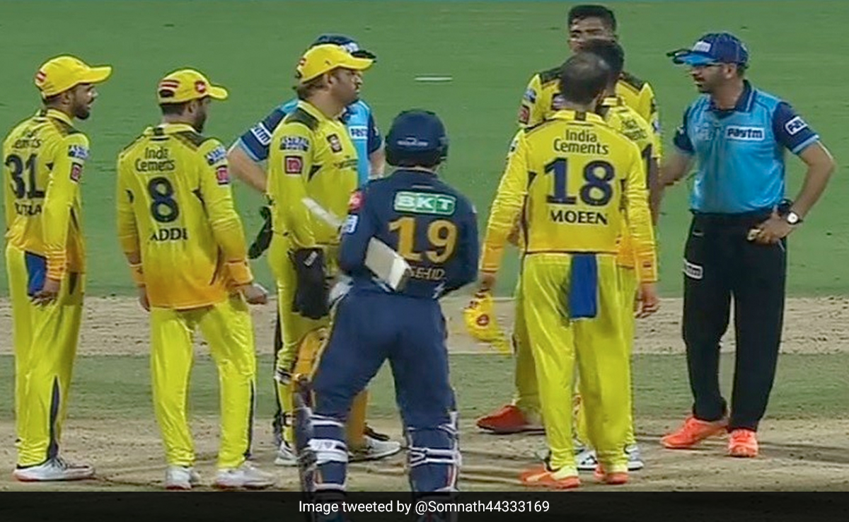 'आपको हंसी आ रही है..'धोनी ने 4 मिनट तक रोका खेल ?  पूर्व ऑस्ट्रेलियाई दिग्गज ने अंपायर को लगाई फटकार