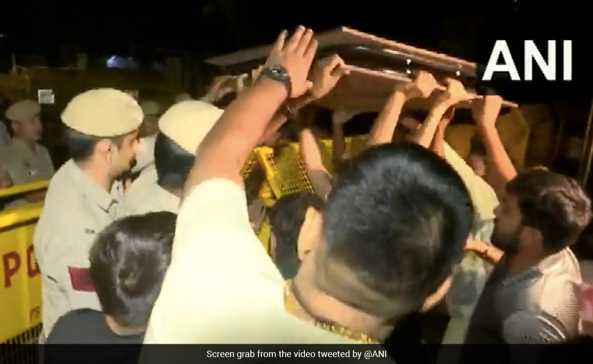 जंतर-मंतर पर धरना दे रहे पहलवानों ने पुलिस पर लगाया मारपीट का आरोप, पुलिस ने किया इंकार