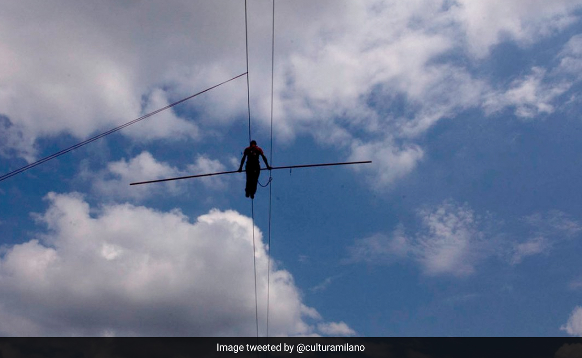 Italian Acrobat Andrea Loreni's 205-Metre Walk On Tightrope 140 Metres Above Ground