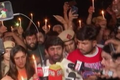 दिल्ली : जंतर-मंतर पर कुश्ती संघ के अध्यक्ष को हटाने की मांग पर पहलवानों का कैंडल मार्च दिल्ली : जंतर-मंतर पर कुश्ती संघ के अध्यक्ष को हटाने की मांग पर पहलवानों का कैंडल मार्च