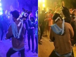 डीजे की धुन पर डॉगी को गोद में लिए शख्स ने लगाए ठुमके, Video हुआ वायरल डीजे की धुन पर डॉगी को गोद में लिए शख्स ने लगाए ठुमके, Video हुआ वायरल