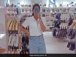 महिला ने कहा- क्या कोई मेरी सेल्फी का बैकग्राउंड बदल सकता है, लोगों ने दिखाई ऐसी क्रिएटिविटी, नहीं रुकेगी हंसी महिला ने कहा- क्या कोई मेरी सेल्फी का बैकग्राउंड बदल सकता है, लोगों ने दिखाई ऐसी क्रिएटिविटी, नहीं रुकेगी हंसी