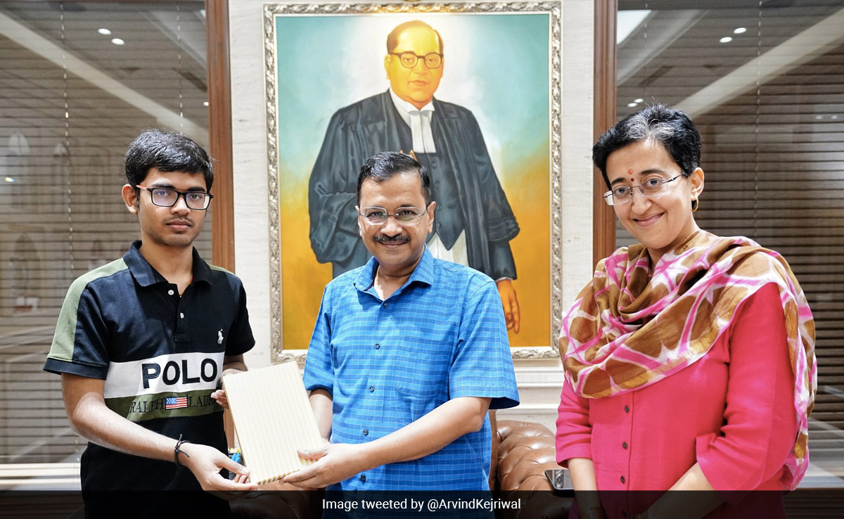 Arvind Kejriwal Meets Delhi Student Who Got Perfect Score In JEE-Main