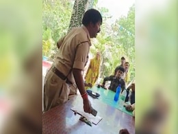 VIDEO: "एक सेकेंड में टेररिस्ट बना देंगे, तुम पर काल मंडरा रहा"- टीचर को पुलिसवाले ने धमकाया VIDEO: "एक सेकेंड में टेररिस्ट बना देंगे, तुम पर काल मंडरा रहा"- टीचर को पुलिसवाले ने धमकाया