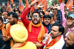 कर्नाटक विधानसभा चुनाव: बजरंग दल के बैन को लेकर छिड़ा विवाद अब बजरंग बली पर पहुंचा कर्नाटक विधानसभा चुनाव: बजरंग दल के बैन को लेकर छिड़ा विवाद अब बजरंग बली पर पहुंचा