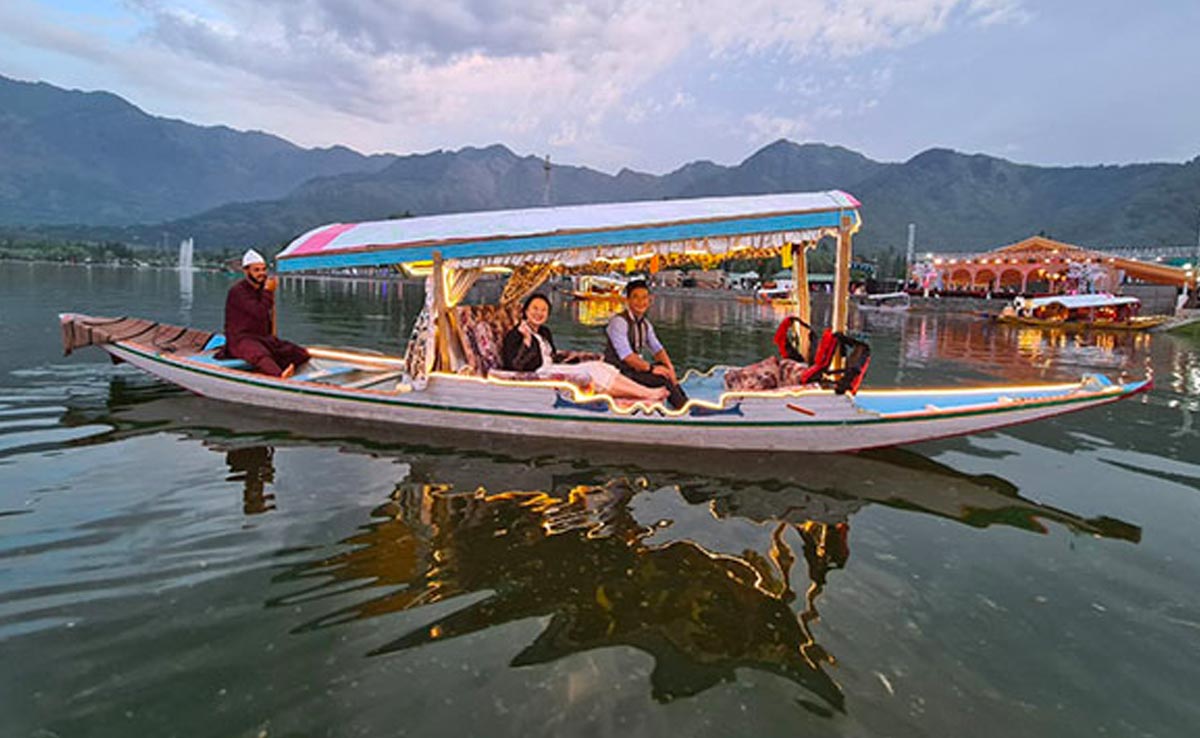 कश्मीर : G-20 सम्मेलन में पहुंचे विदेशी मेहमानों ने डल झील पर शिकारा राइड का लिया आनंद