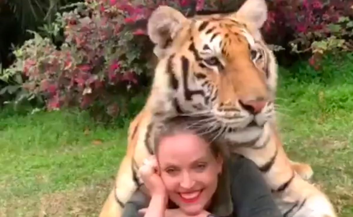 मौत के मुंह में पहुंच कर मुस्कुरा रही है ये महिला,  लोगों ने कहा- मौत से डर नहीं लगता है दोस्त?