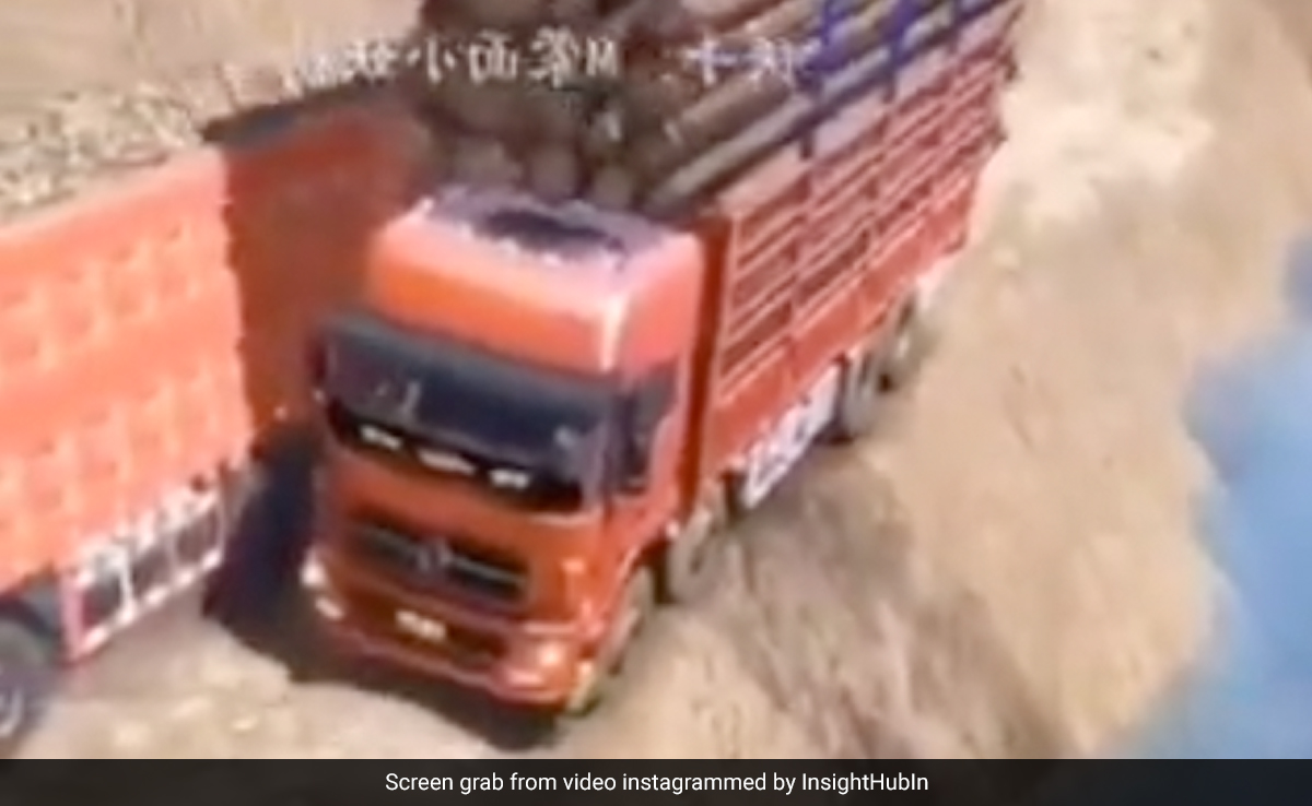 रोंगटे खड़े कर देगा खतरनाक रास्ते पर जा रहे इस ट्रक का Video, आनंद महिंद्रा ने शेयर किया, लोग बोले- ये नकली है...