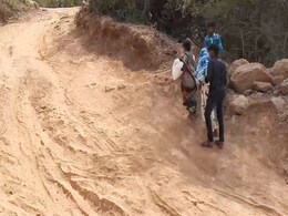 Child Dies Of Snake Bite, Mother Carries Body For 6 Km Due To Lack Of Road Child Dies Of Snake Bite, Mother Carries Body For 6 Km Due To Lack Of Road