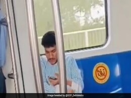 दिल्ली मेट्रो में अश्लील हरकत करने वाले युवक की तस्वीर जारी की दिल्ली पुलिस ने दिल्ली मेट्रो में अश्लील हरकत करने वाले युवक की तस्वीर जारी की दिल्ली पुलिस ने