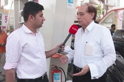 Customers Rushing With Rs 2000 Notes: Petrol Pump Owner Customers Rushing With Rs 2000 Notes: Petrol Pump Owner