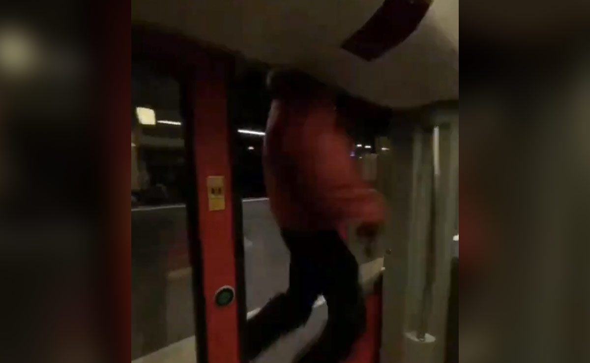 Superman की तरह उड़कर मेट्रो में आ रहे शख्स के साथ हुआ बड़ा हादसा, कमज़ोर दिल वाले न देखें वीडियो