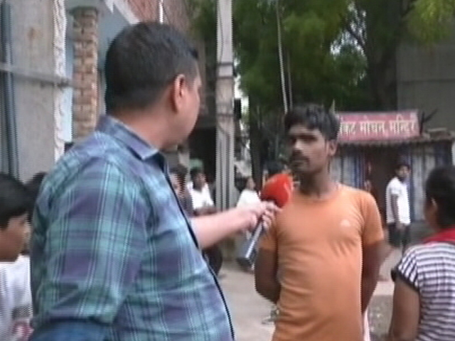 दिल्ली के शाहबाद डेरी इलाके में सरेआम हत्या के मामले में कोई बोलने को तैयार नहीं