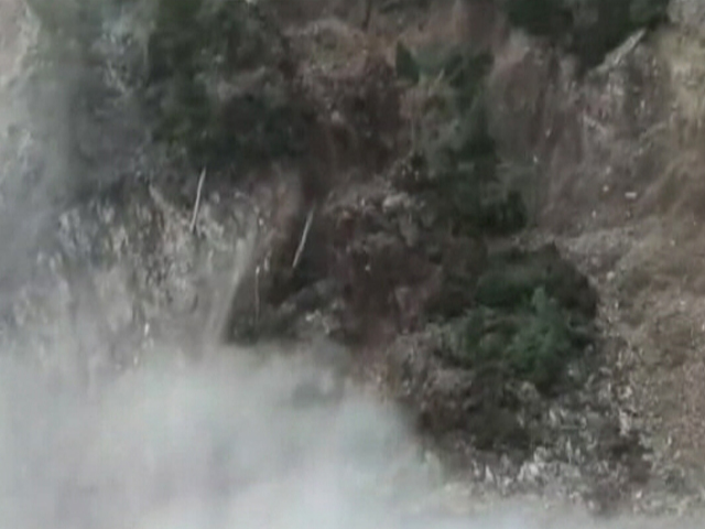 पुंछ में भूस्खलन की वजह से रोड बंद, सड़क पर गिरे बड़े-बड़े पत्थर और पेड़